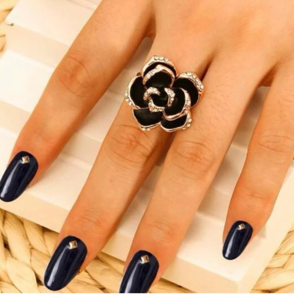 LAST ONE: Black and gold flower ring - Picture 1 of 5